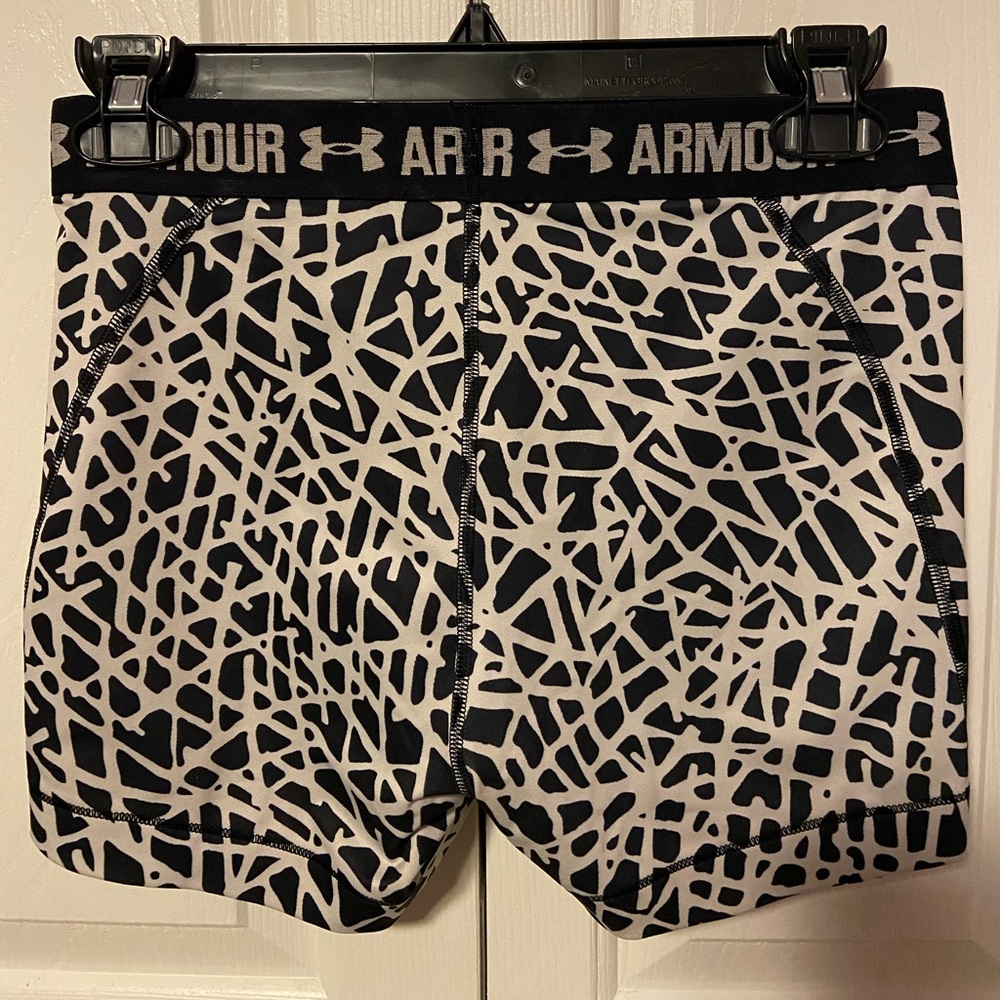 COLOR: Black+White, SIZE: Women’s Medium, BRAND: Under Armour
